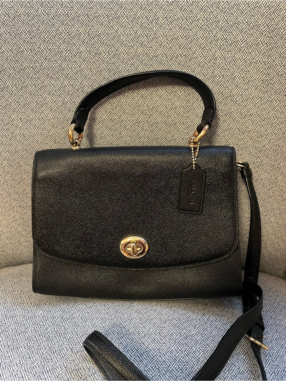 💗COACH Tilley Cross-body Top Handle Twist Lock Gold hardware Leather bag
